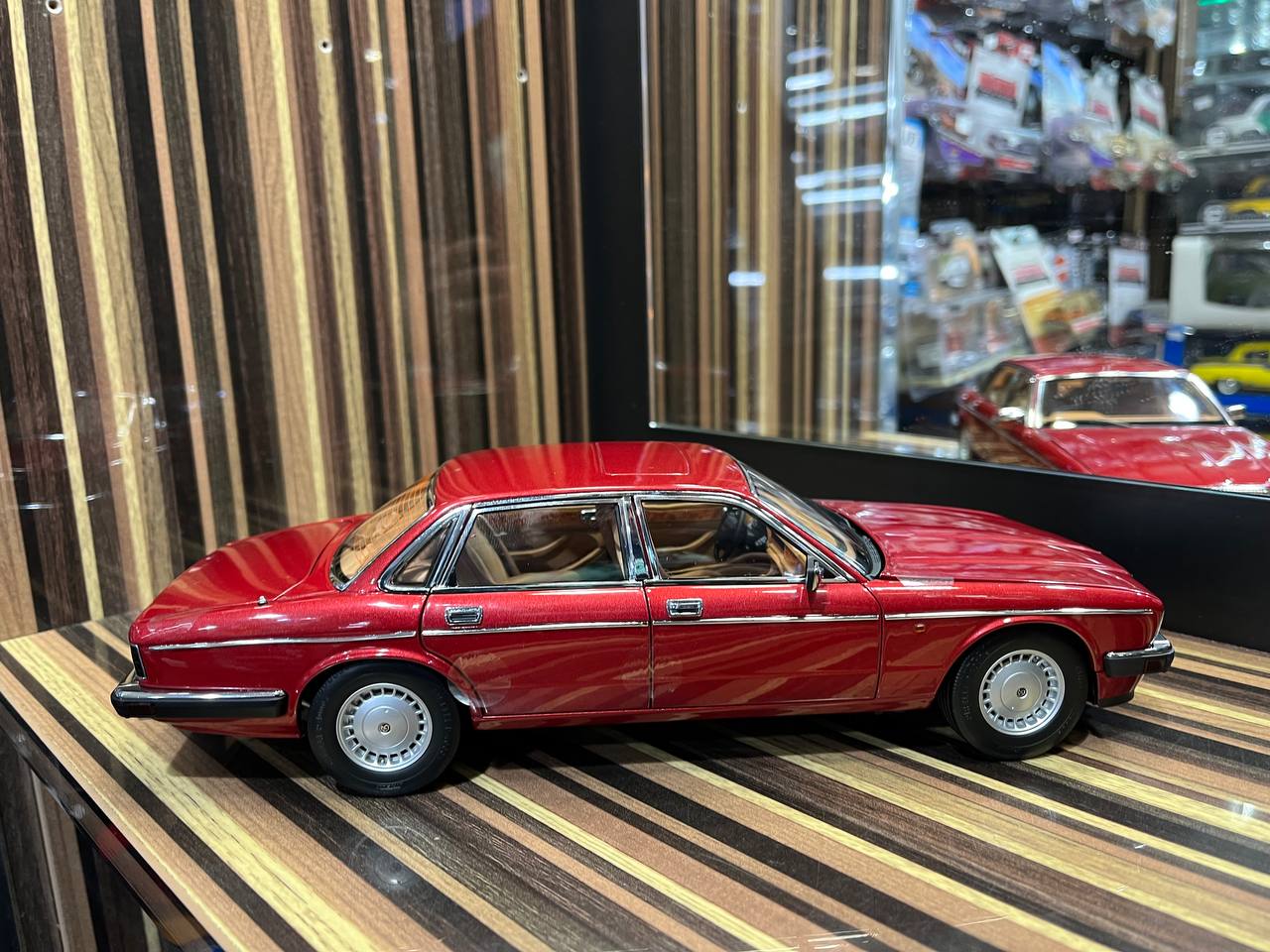 Almost Real Jaguar XJ40 - 1/18 Diecast Model, All Opening - Red