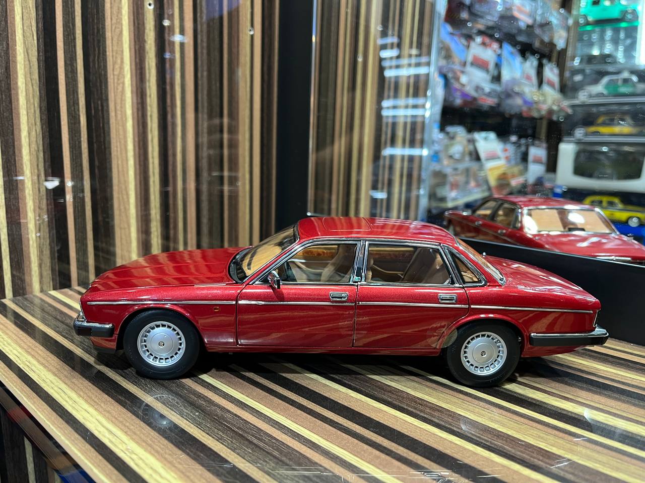 Almost Real Jaguar XJ40 - 1/18 Diecast Model, All Opening - Red