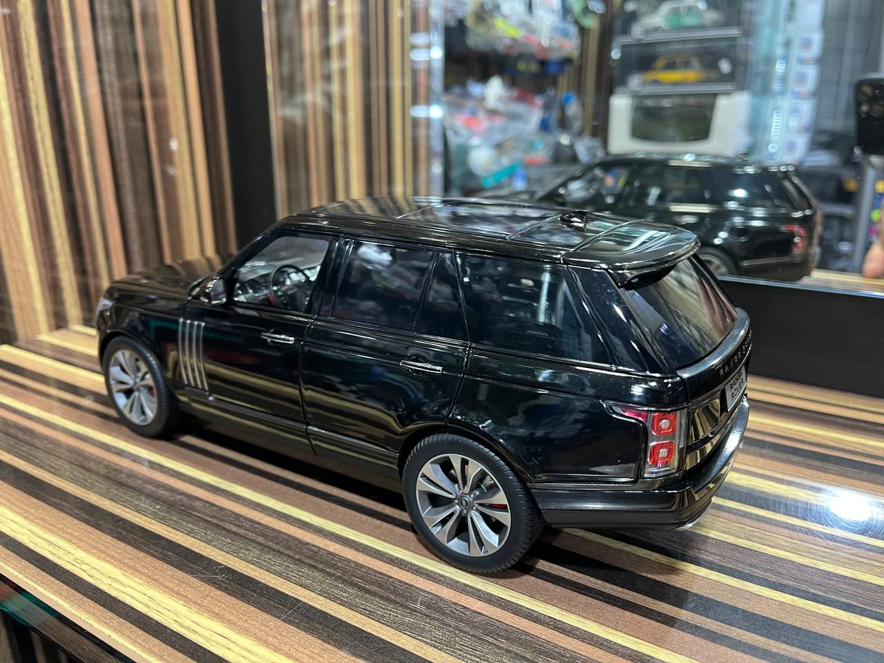 LCD Land Rover Range Rover - 1/18 Diecast Model, All Opening - Black