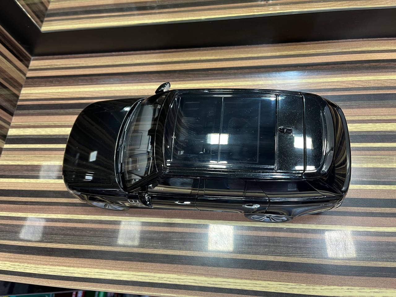 LCD Land Rover Range Rover - 1/18 Diecast Model, All Opening - Black