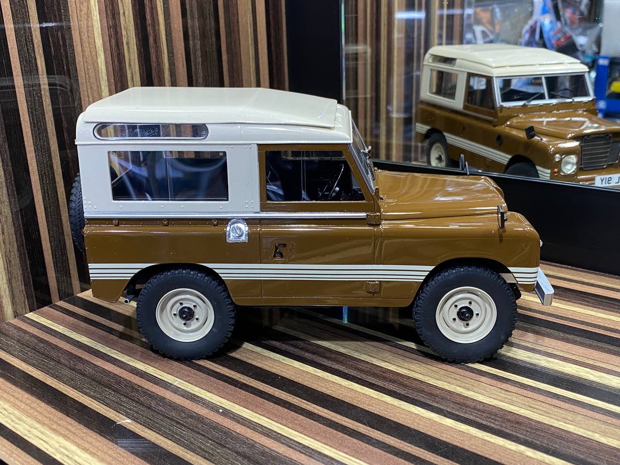 1/18 Resin, Cult Scale Model Land Rover 88 Series III (1978) - Country Russet Brown