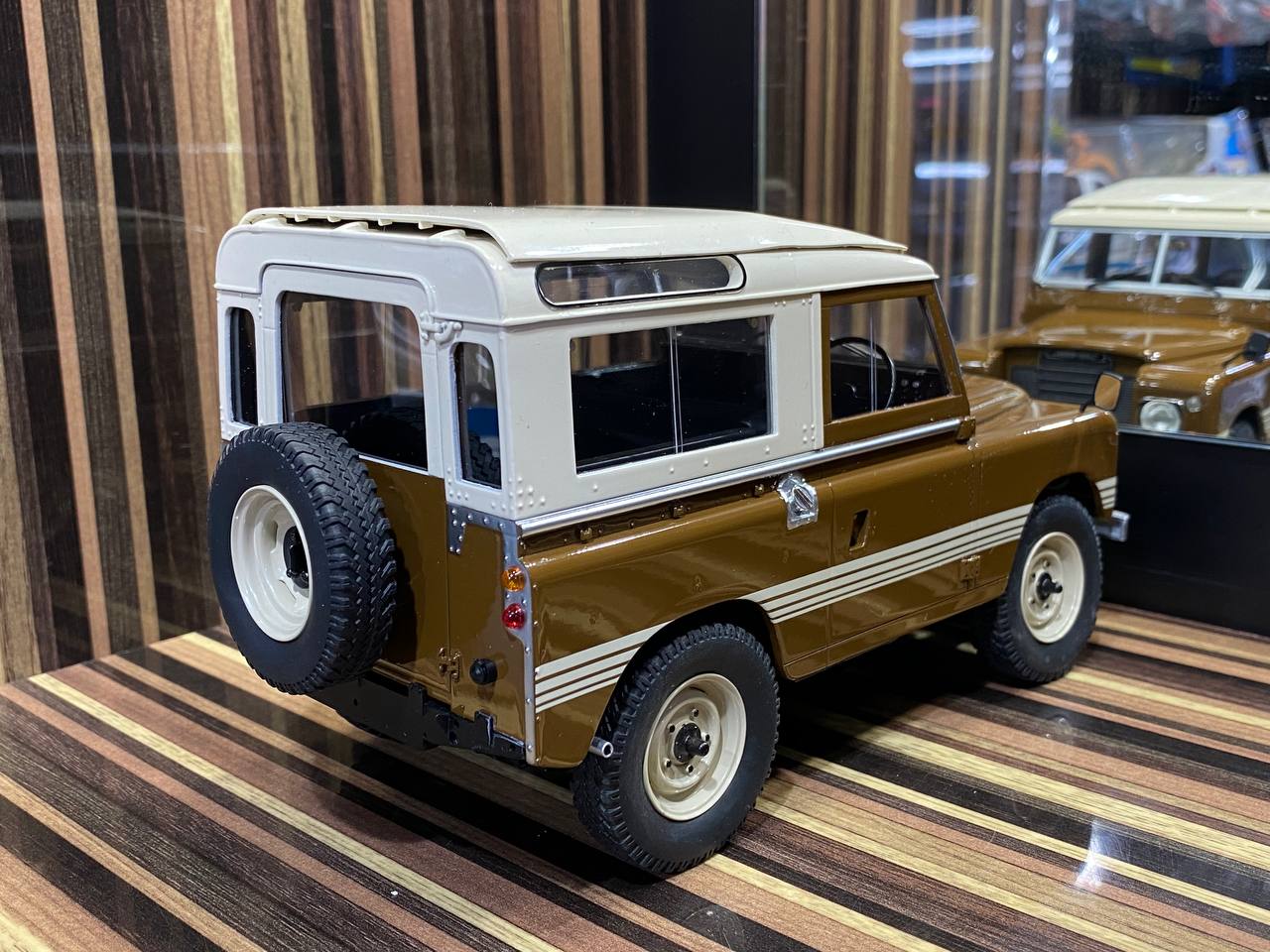1/18 Resin, Cult Scale Model Land Rover 88 Series III (1978) - Country Russet Brown