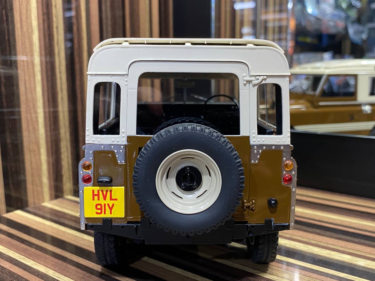 1/18 Resin, Cult Scale Model Land Rover 88 Series III (1978) - Country Russet Brown