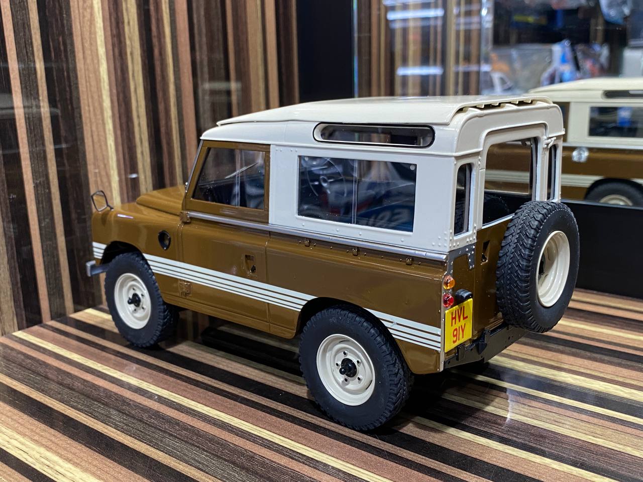 1/18 Resin, Cult Scale Model Land Rover 88 Series III (1978) - Country Russet Brown