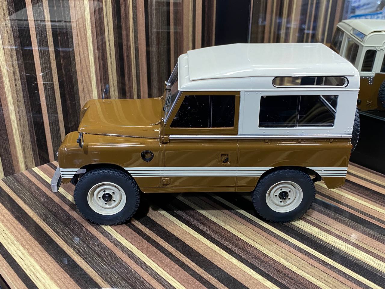 1/18 Resin, Cult Scale Model Land Rover 88 Series III (1978) - Country Russet Brown