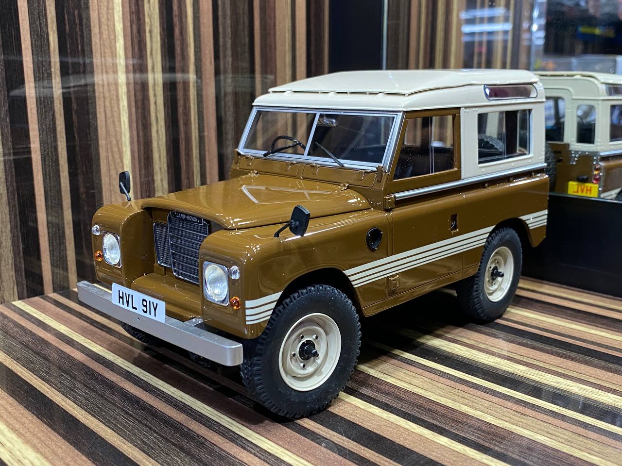 1/18 Resin, Cult Scale Model Land Rover 88 Series III (1978) - Country Russet Brown