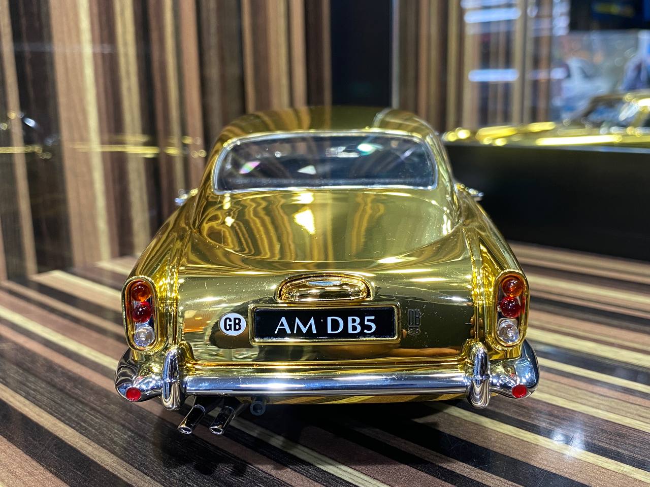 1/18 Aston Martin DB5 - All Opening Diecast (Gold) by XiaoGuang Model