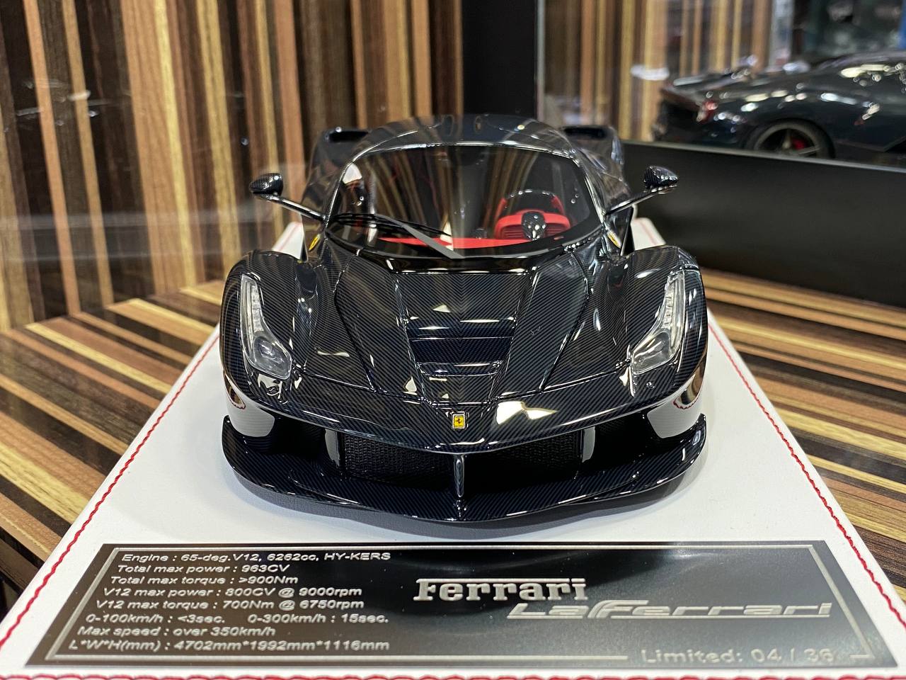 Davis & Giovanni Ferrari LaFerrari - 1/18 Resin Model- Full Carbon / Red, Black Interior