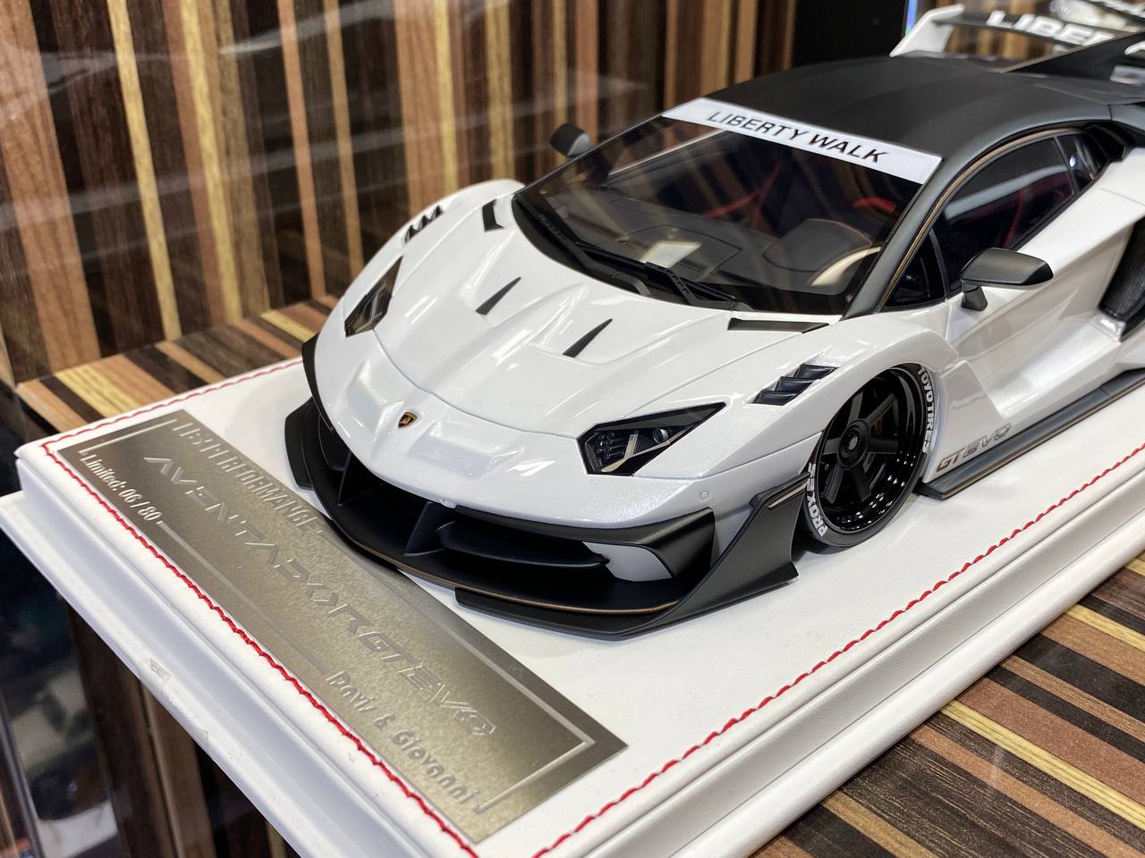 Davis & Giovanni Lamborghini Aventador GT EVO - 1/18 Resin Model Diamond White