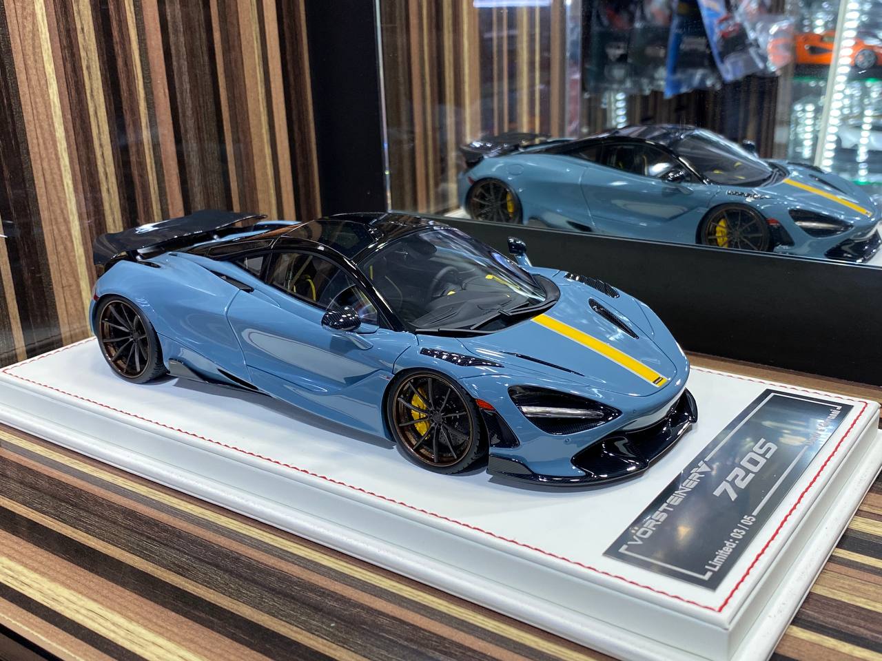Davis & Giovanni McLaren 720S - 1/18 Resin Model, Grey / Yellow Stripes