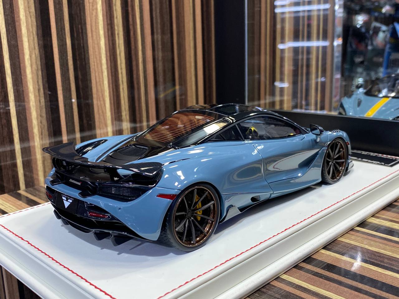 Davis & Giovanni McLaren 720S - 1/18 Resin Model, Grey / Yellow Stripes