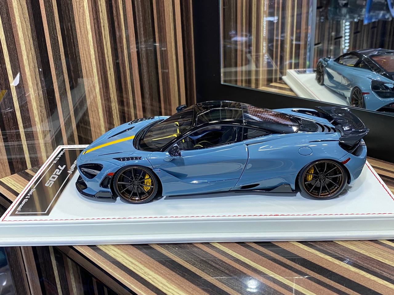 Davis & Giovanni McLaren 720S - 1/18 Resin Model, Grey / Yellow Stripes