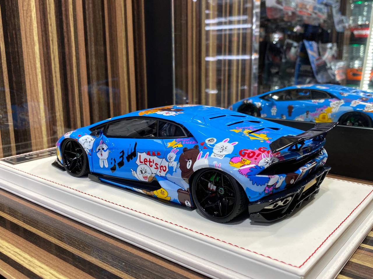 Davis & Giovanni Lamborghini Huracan LBWK - 1/18 Resin Model, Not Opening - Blue w/ Line Friends Decal
