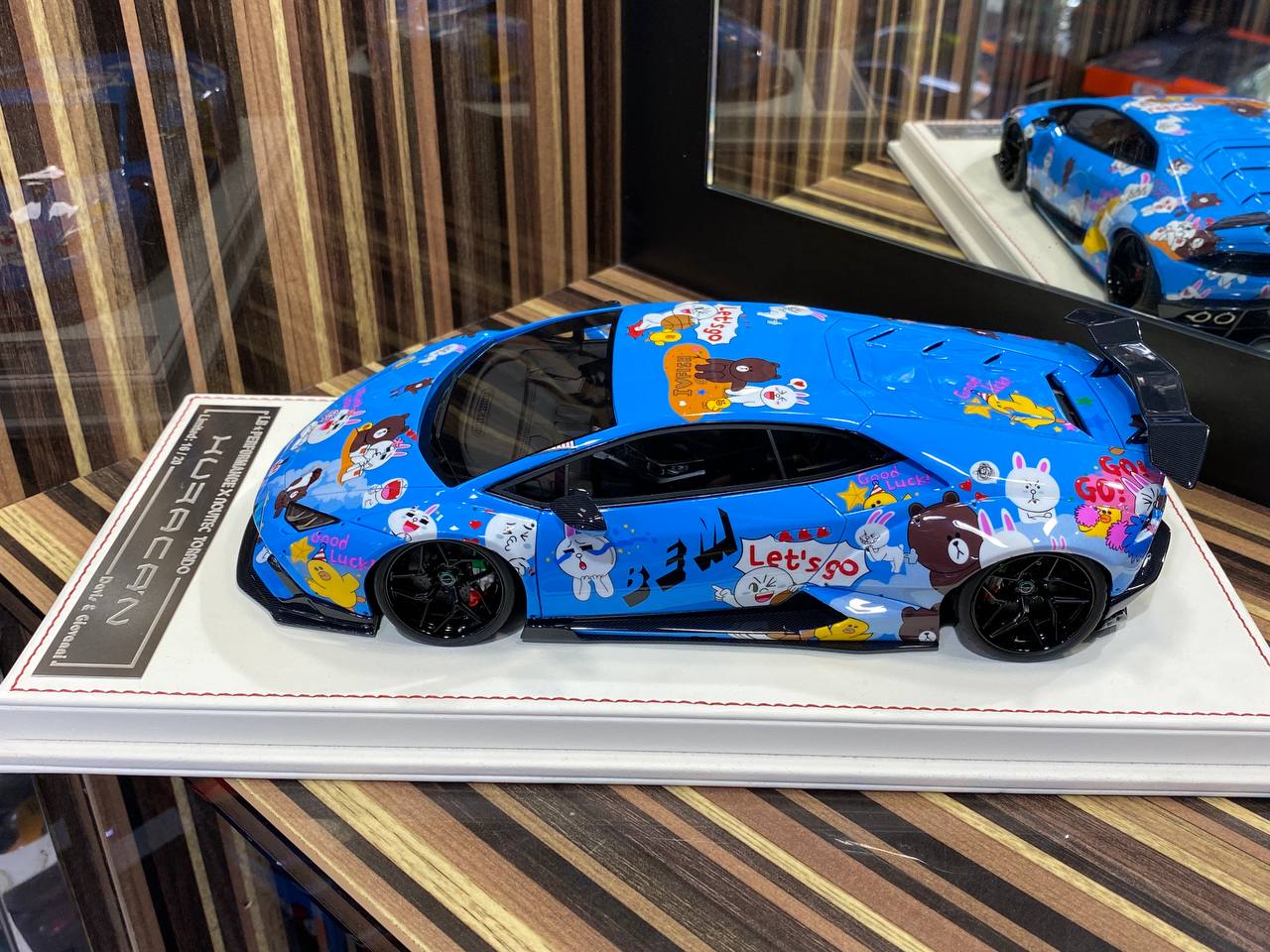 Davis & Giovanni Lamborghini Huracan LBWK - 1/18 Resin Model, Not Opening - Blue w/ Line Friends Decal