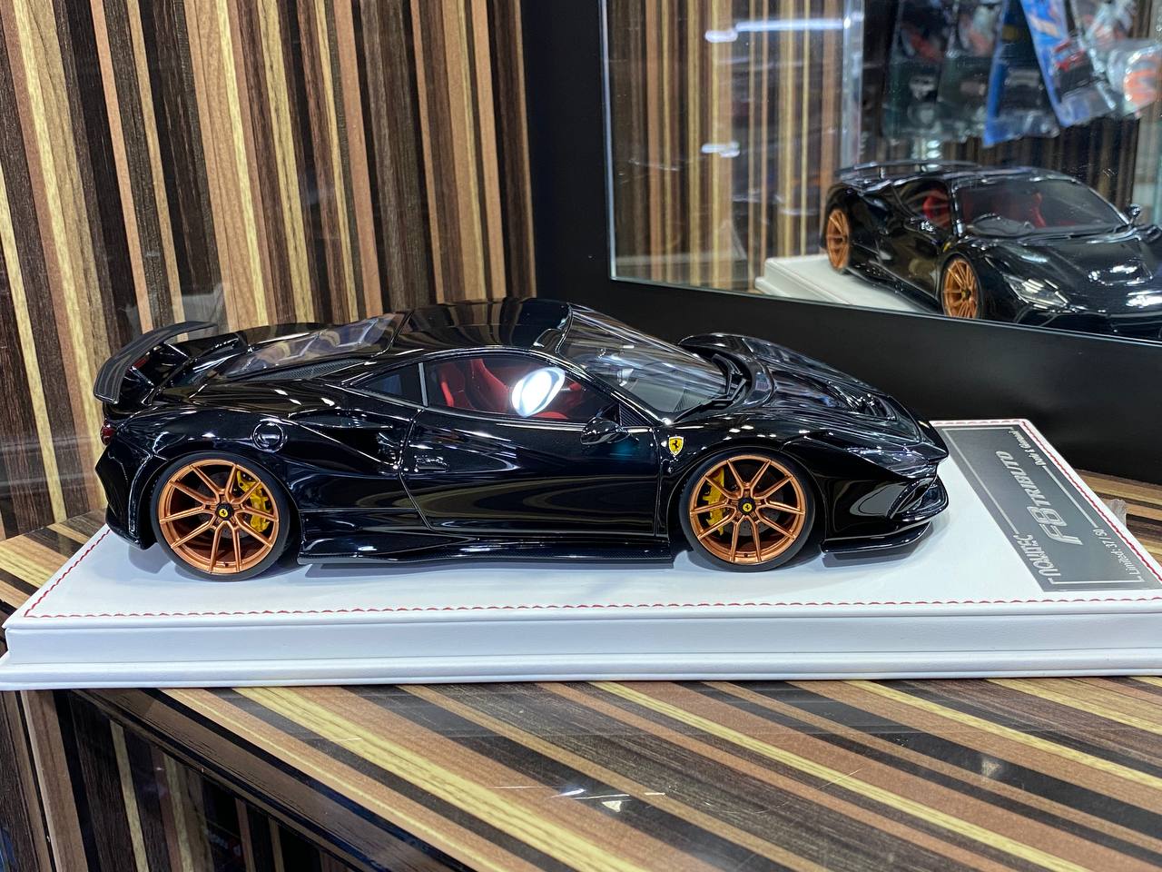 Davis & Giovanni Ferrari F8 Tributo Novitec - 1/18 Resin Model Nero Daytona