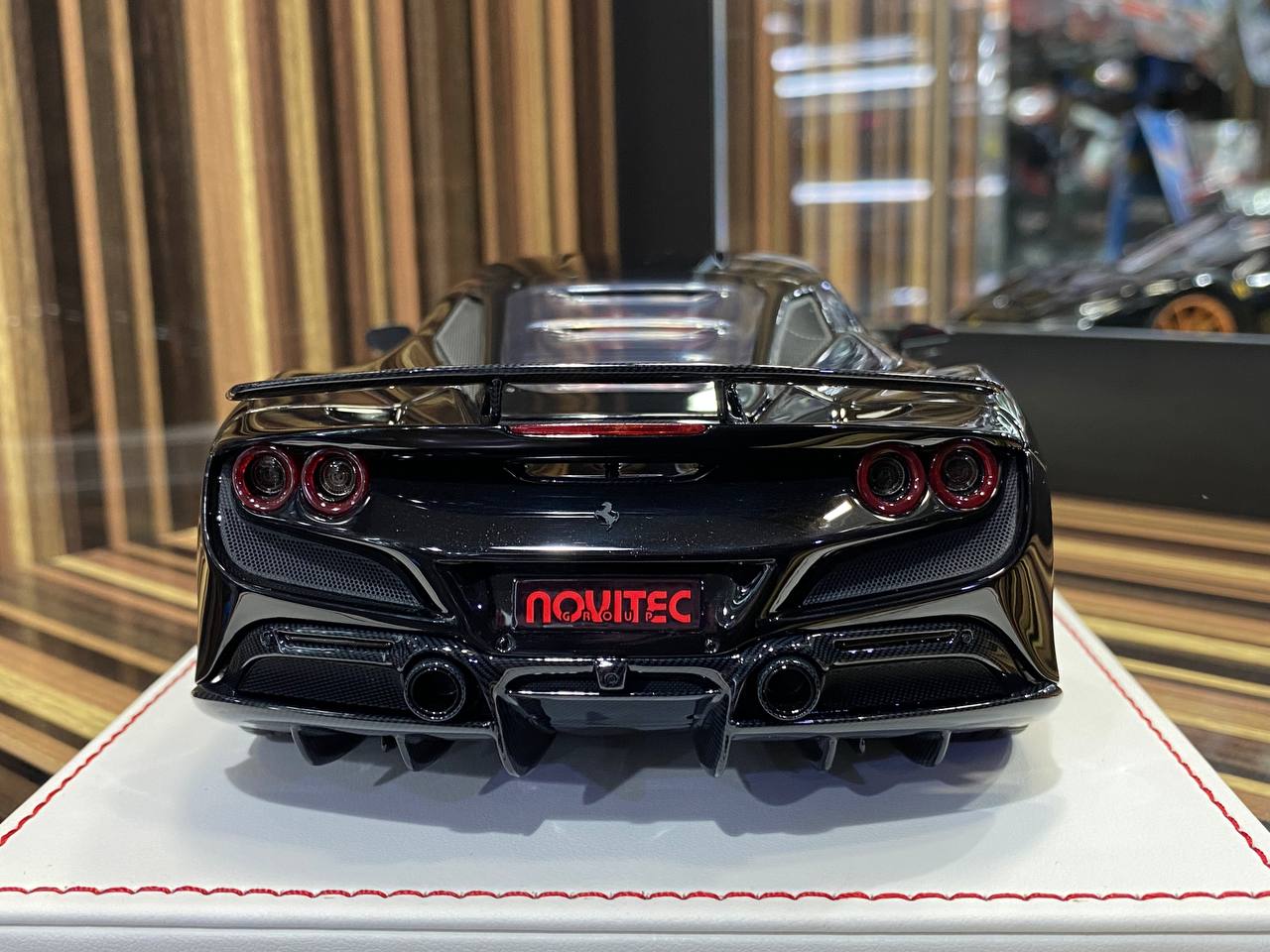 Davis & Giovanni Ferrari F8 Tributo Novitec - 1/18 Resin Model Nero Daytona