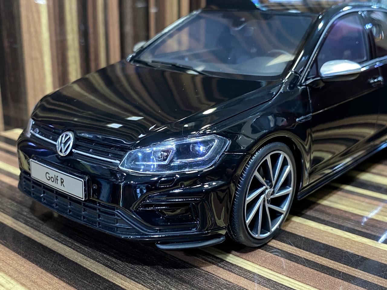 Otto Volkswagen Golf R VIII - 1/18 Resin Model, Black