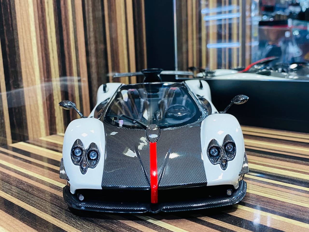 Almost Real Pagani Zonda Cinque Roadster 2009 - 1/18 Diecast Model, White/Carbon