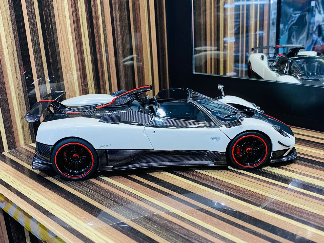 Almost Real Pagani Zonda Cinque Roadster 2009 - 1/18 Diecast Model, White/Carbon
