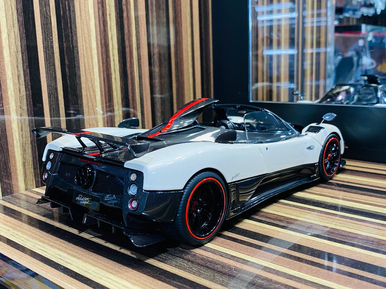 Almost Real Pagani Zonda Cinque Roadster 2009 - 1/18 Diecast Model, White/Carbon