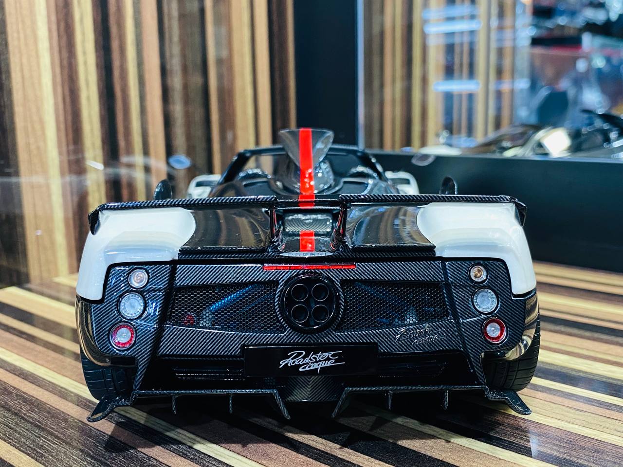 Almost Real Pagani Zonda Cinque Roadster 2009 - 1/18 Diecast Model, White/Carbon