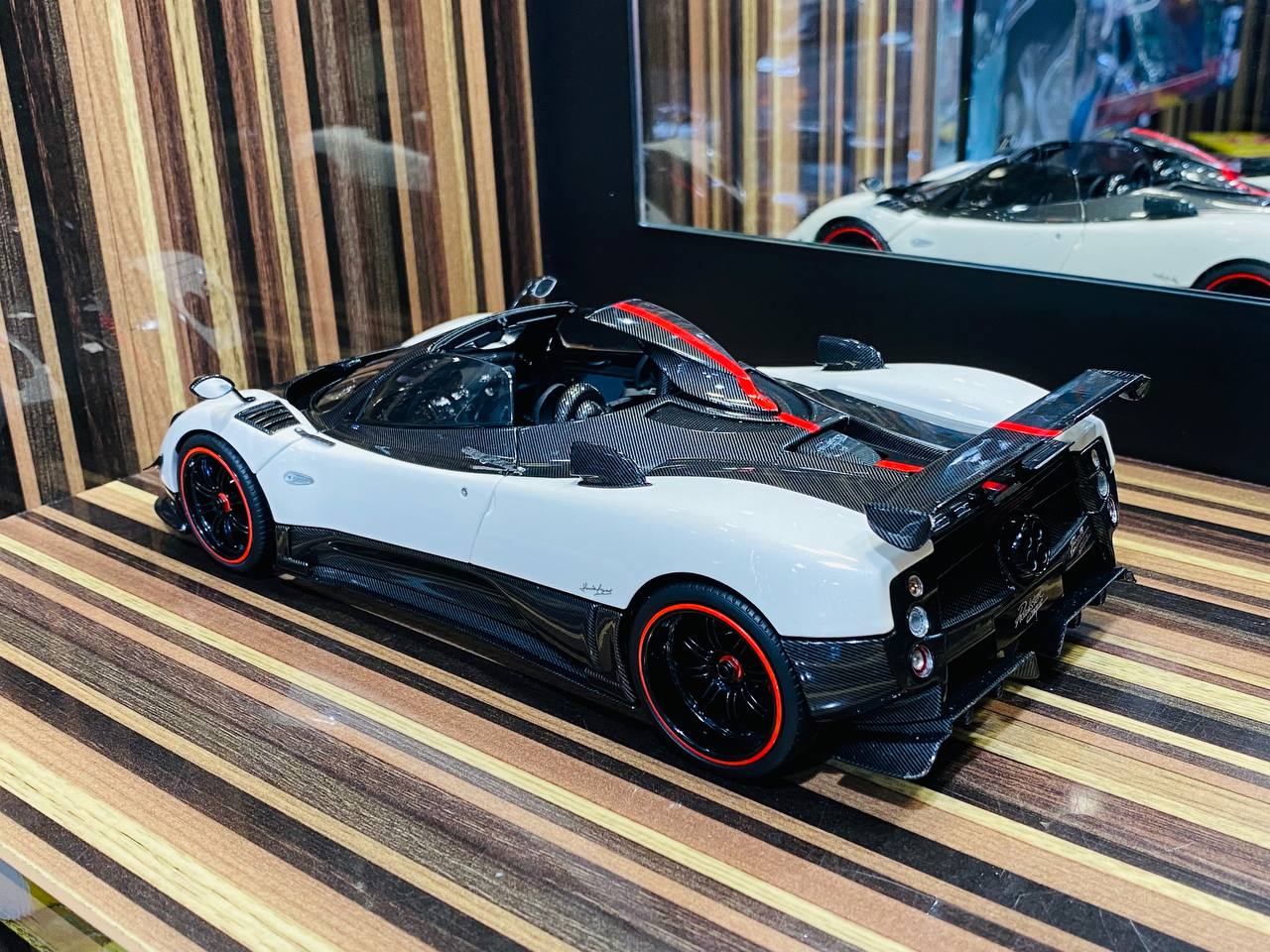Almost Real Pagani Zonda Cinque Roadster 2009 - 1/18 Diecast Model, White/Carbon