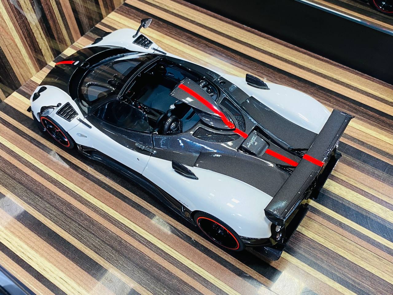 Almost Real Pagani Zonda Cinque Roadster 2009 - 1/18 Diecast Model, White/Carbon