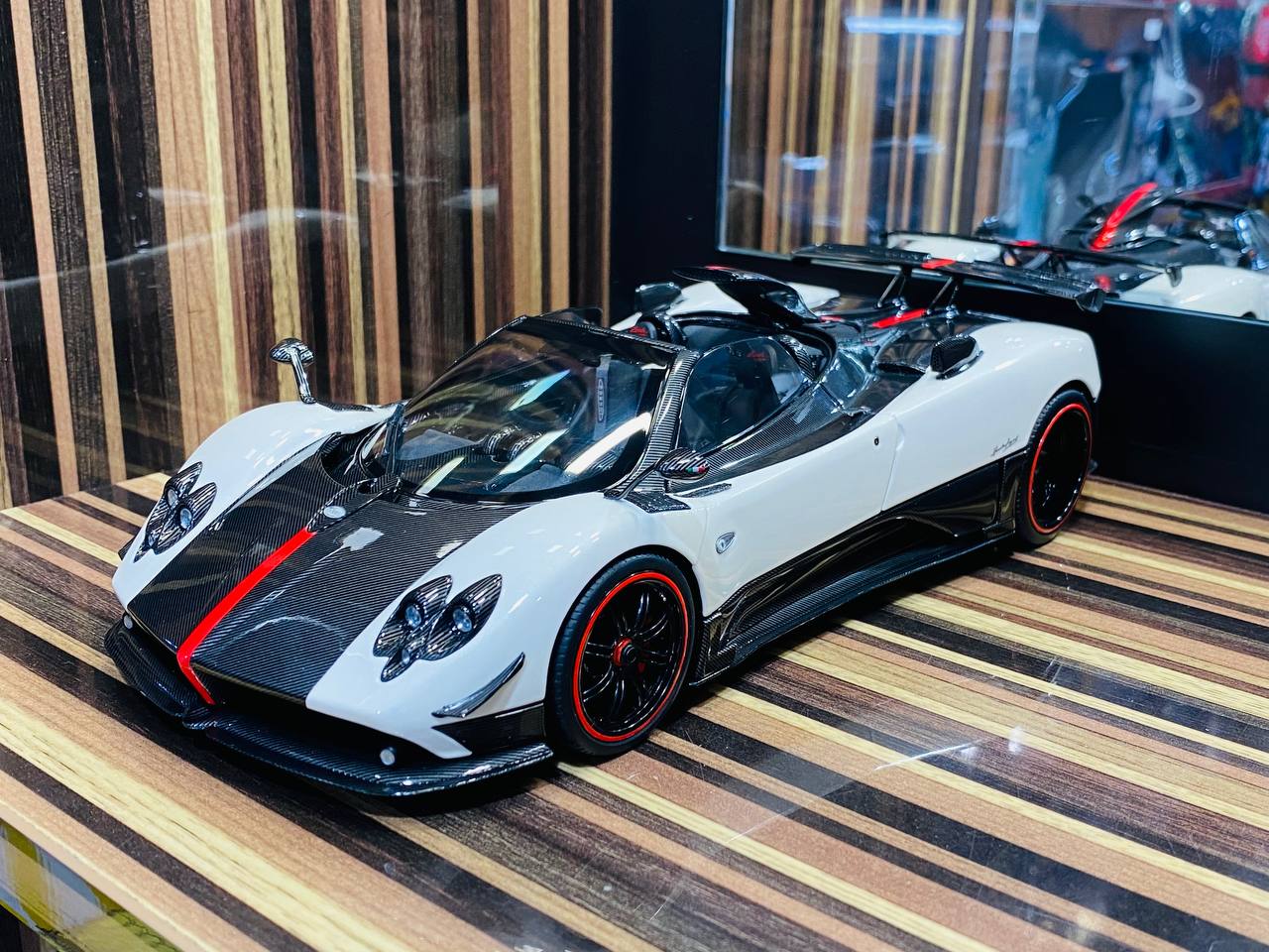 Almost Real Pagani Zonda Cinque Roadster 2009 - 1/18 Diecast Model, White/Carbon