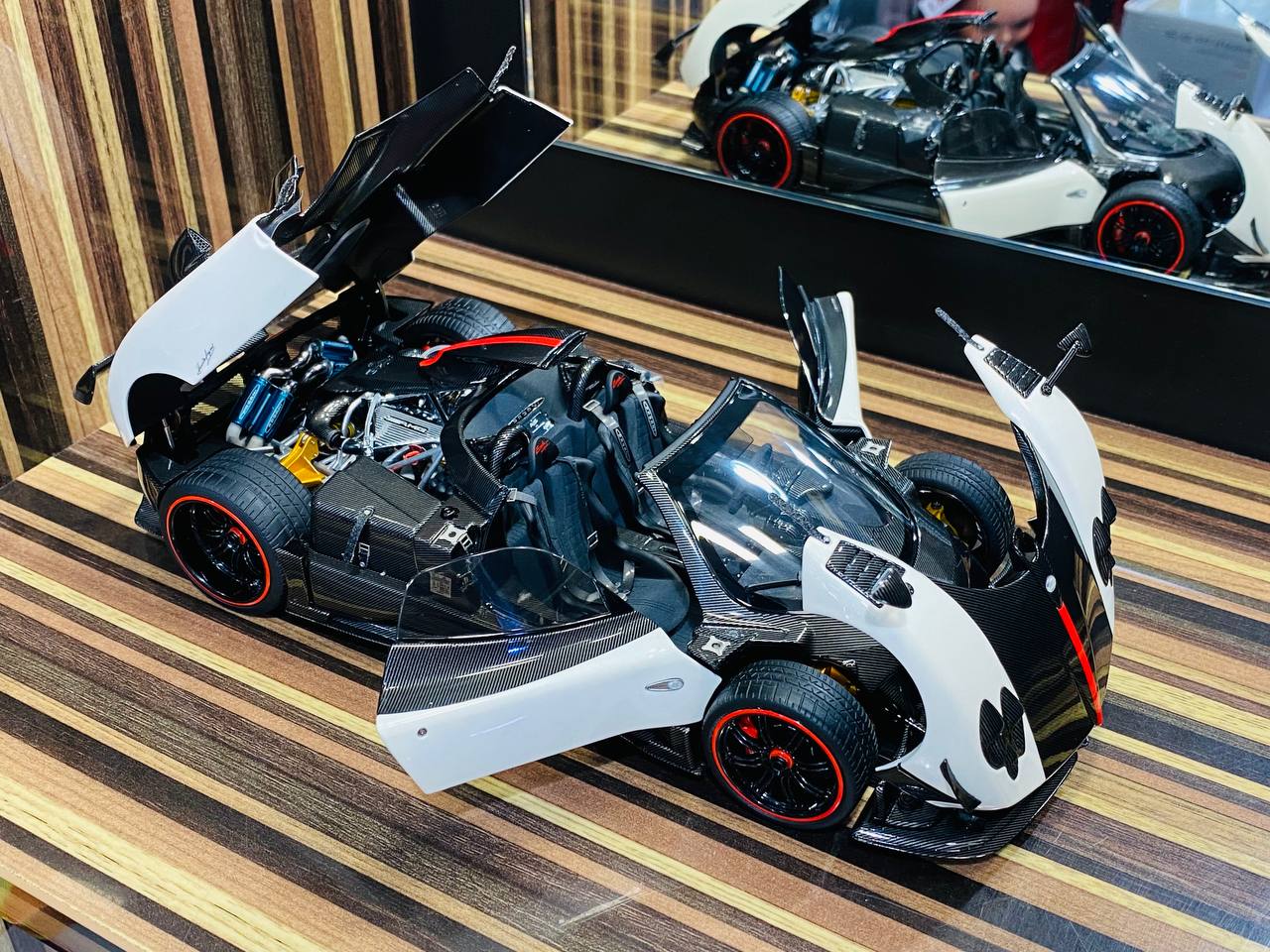 Almost Real Pagani Zonda Cinque Roadster 2009 - 1/18 Diecast Model, White/Carbon
