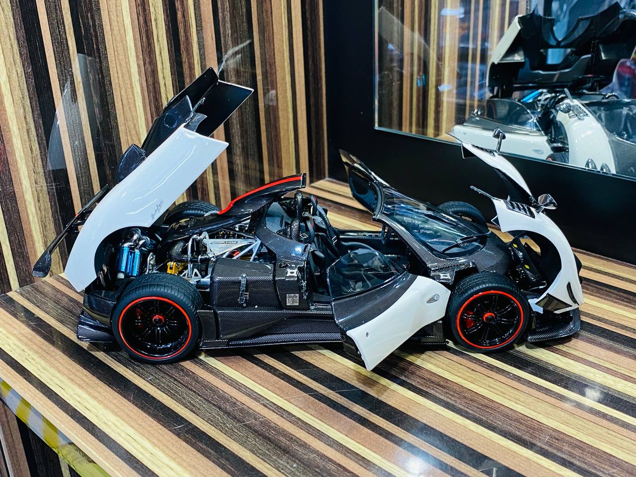Almost Real Pagani Zonda Cinque Roadster 2009 - 1/18 Diecast Model, White/Carbon