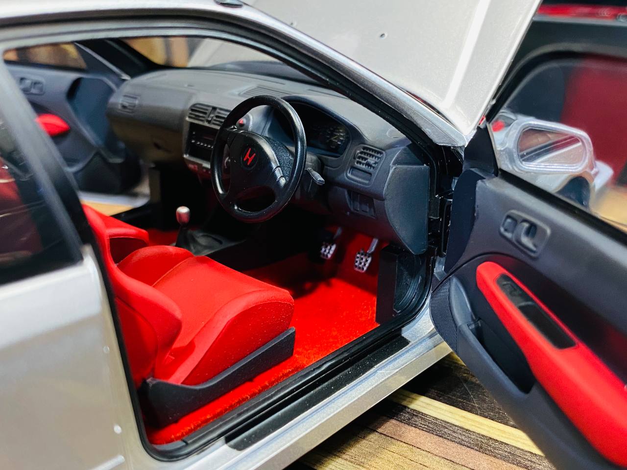 Motor Helix Honda Civic Type R (EK9) - 1/18 Diecast Model, Limited Edition Silver