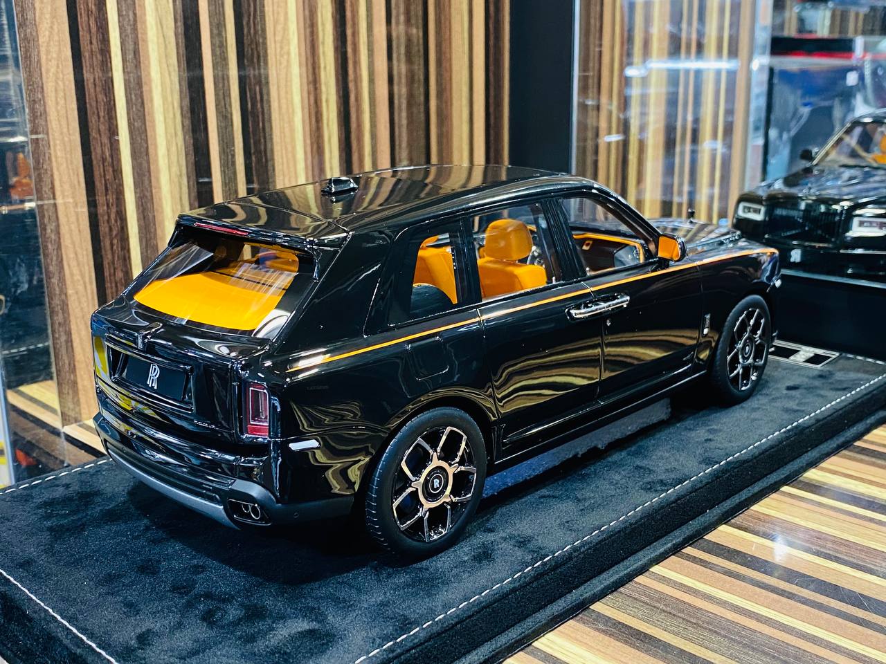 1/18 Resin Model HH Rolls Royce Cullinan - Diamond Black Badge (Limited Edition)