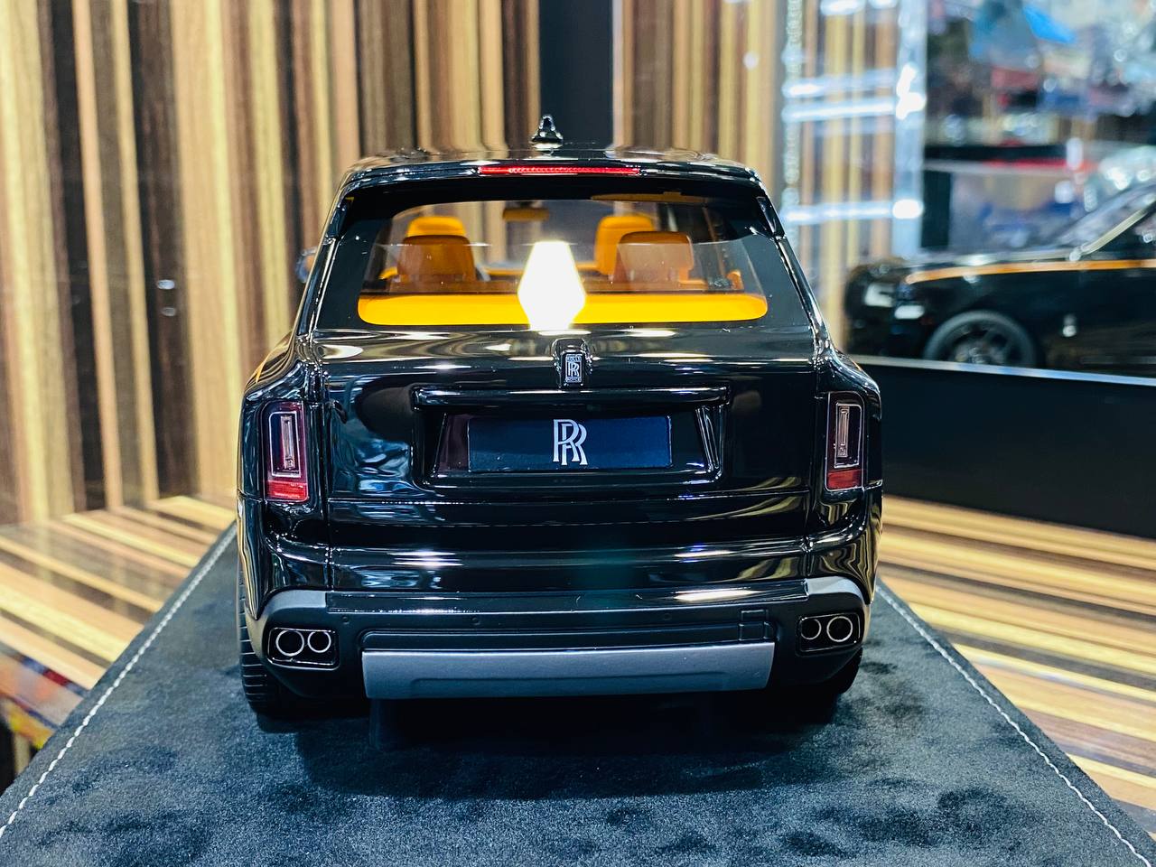 1/18 Resin Model HH Rolls Royce Cullinan - Diamond Black Badge (Limited Edition)