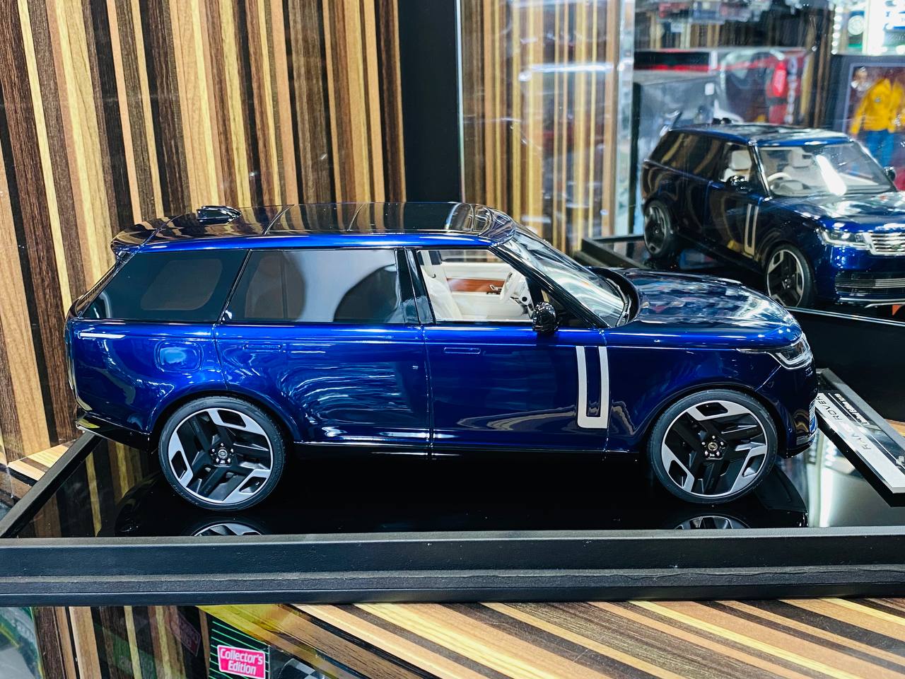1/18 MotorHelix Range Rover Autobiography 2022 Resin Model - Blue | Limited Edition