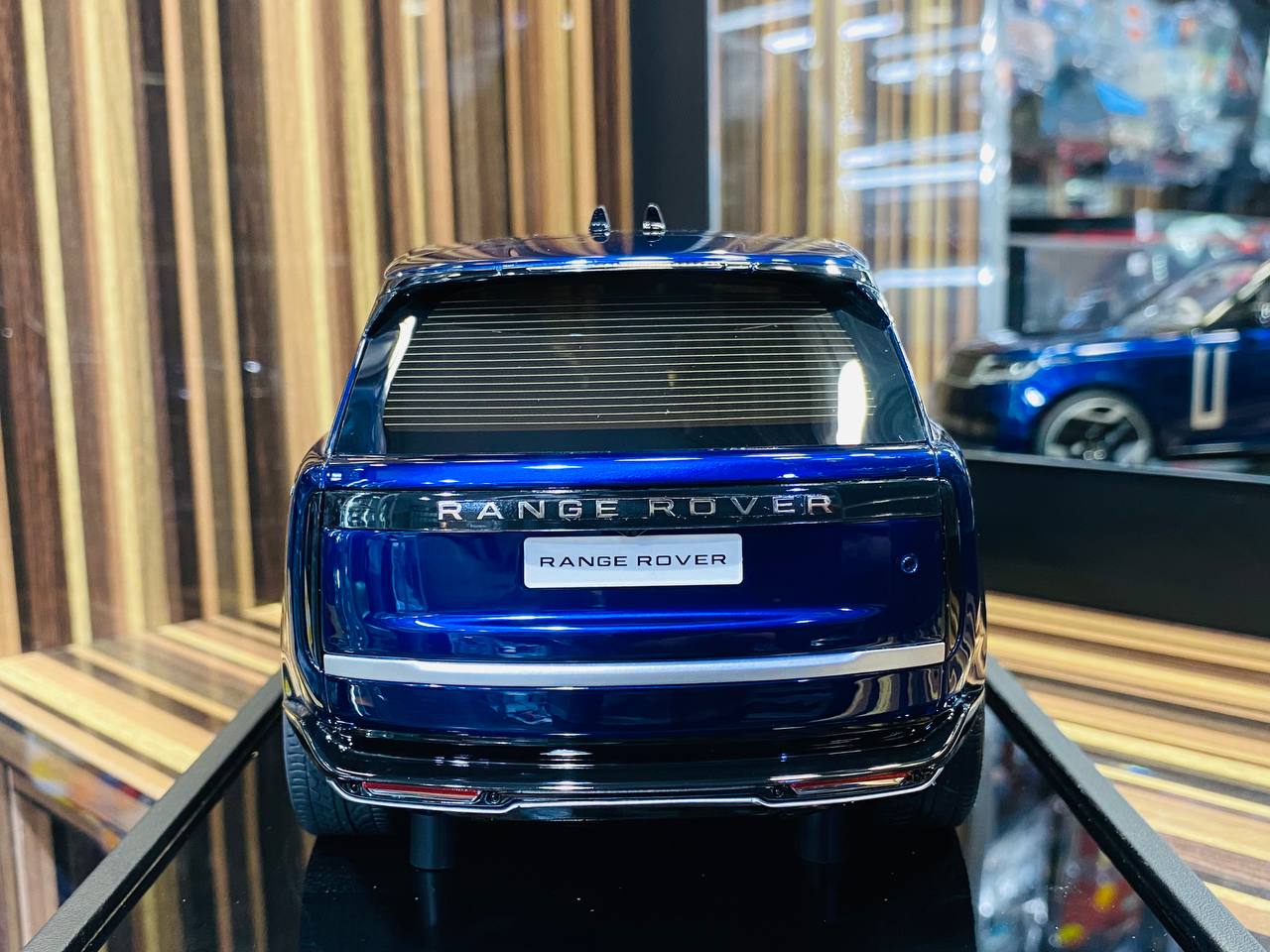 1/18 MotorHelix Range Rover Autobiography 2022 Resin Model - Blue | Limited Edition