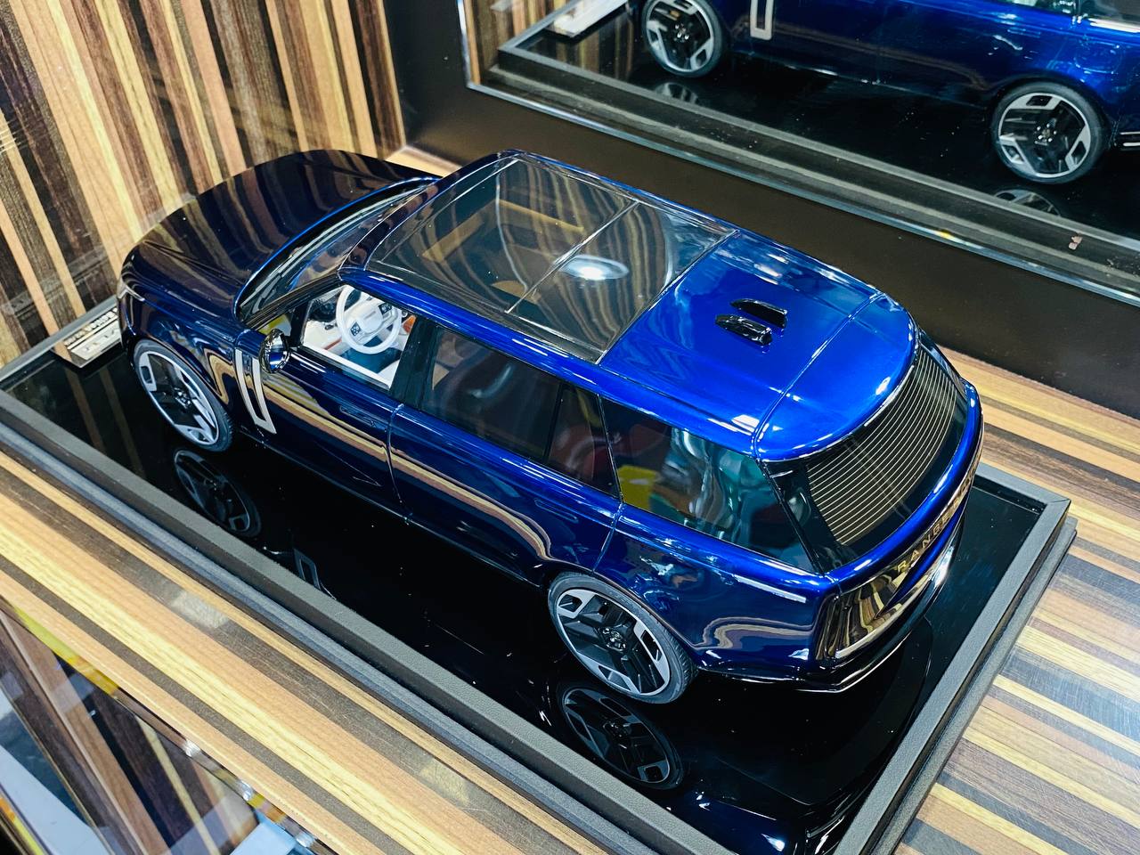 1/18 MotorHelix Range Rover Autobiography 2022 Resin Model - Blue | Limited Edition