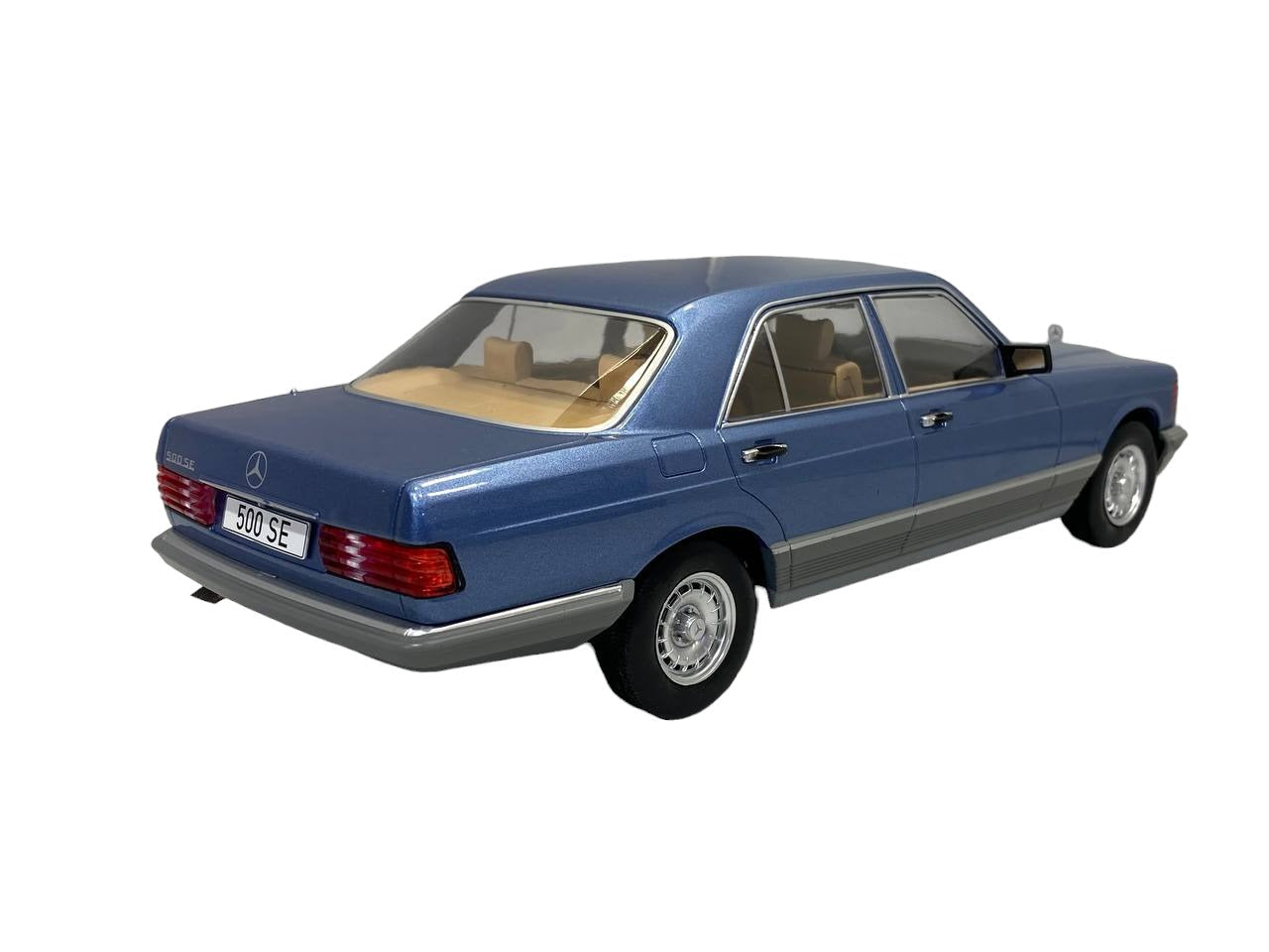 1/18 Modelcar group BMW 7-series (E32) BLUE Model Car
