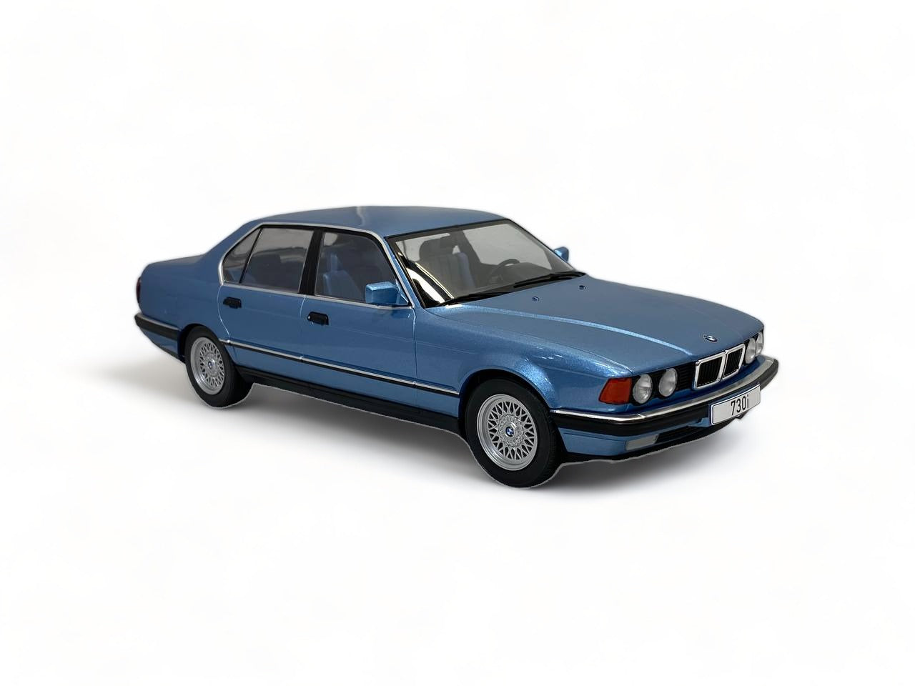 1/18 Modelcar group BMW 7-series (E32) BLUE Model Car