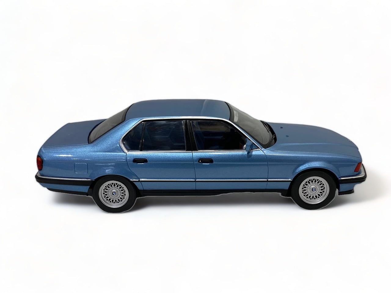 1/18 Modelcar group BMW 7-series (E32) BLUE Model Car