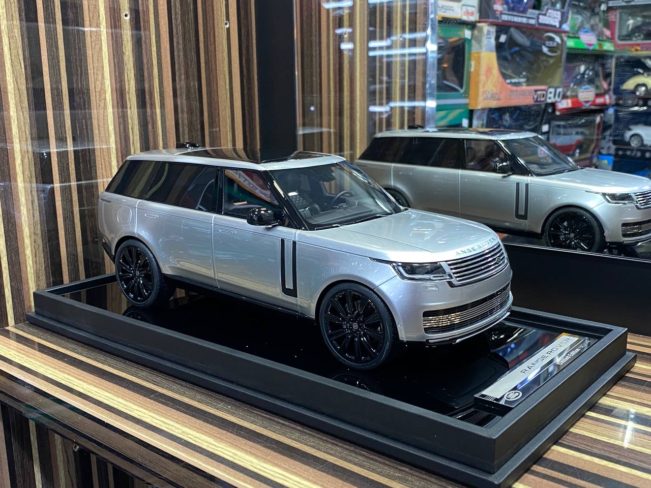 Motorhelix Land Rover Range Rover - Limited Edition Resin Model 1/18|Sold in Dturman.com Dubai UAE.