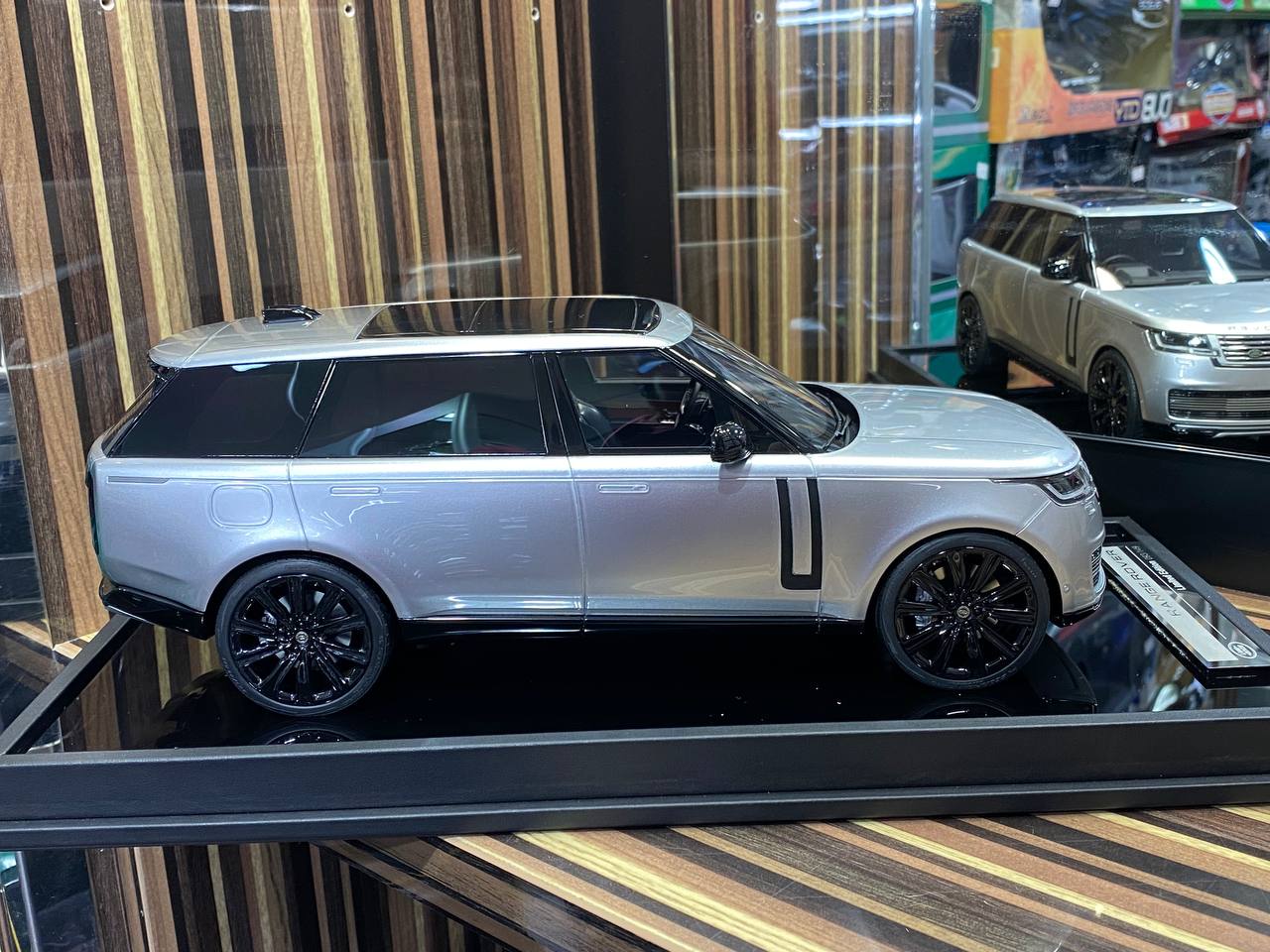 Motorhelix Land Rover Range Rover - Limited Edition Resin Model 1/18|Sold in Dturman.com Dubai UAE.