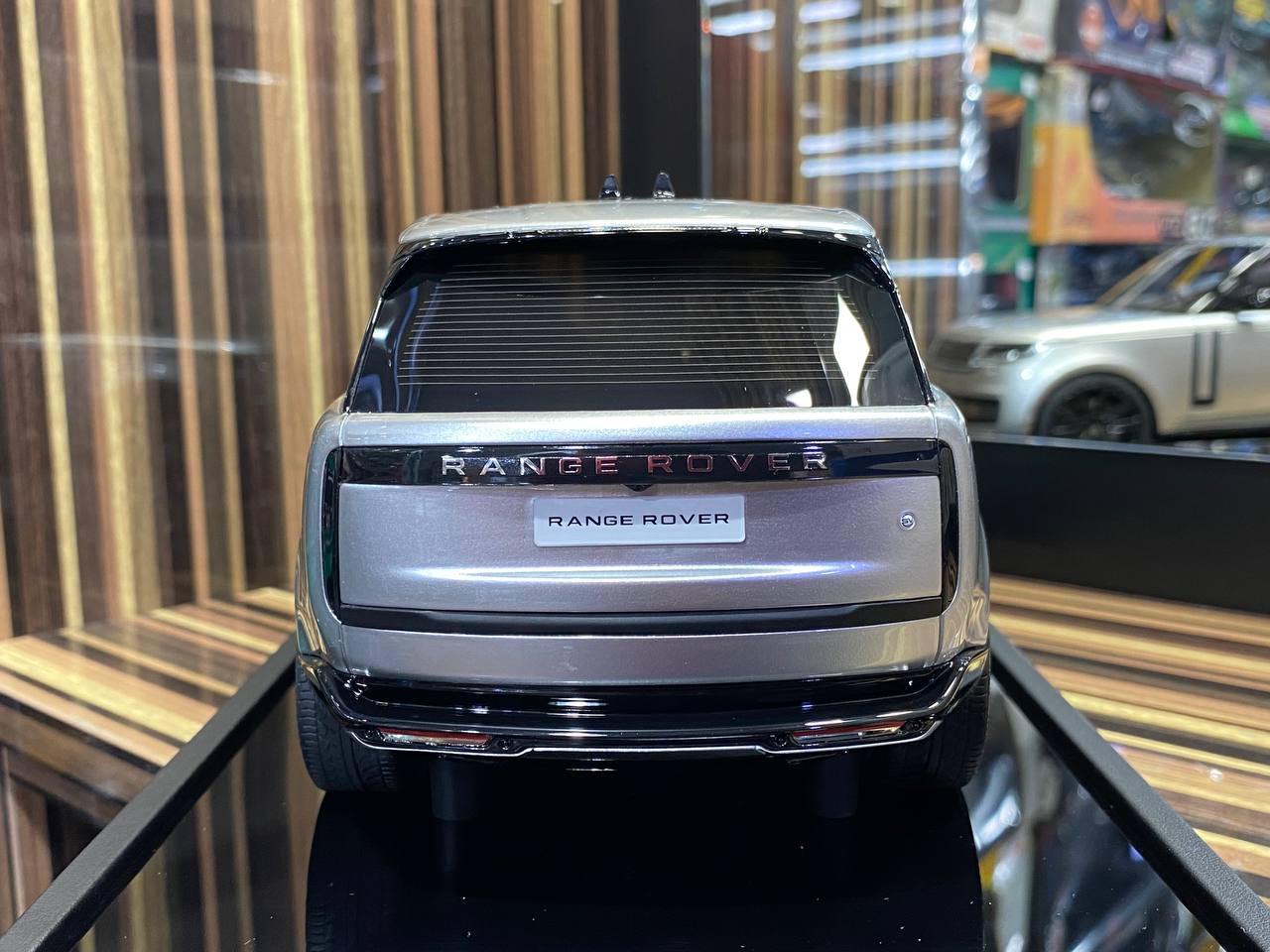 Motorhelix Land Rover Range Rover - Limited Edition Resin Model 1/18|Sold in Dturman.com Dubai UAE.