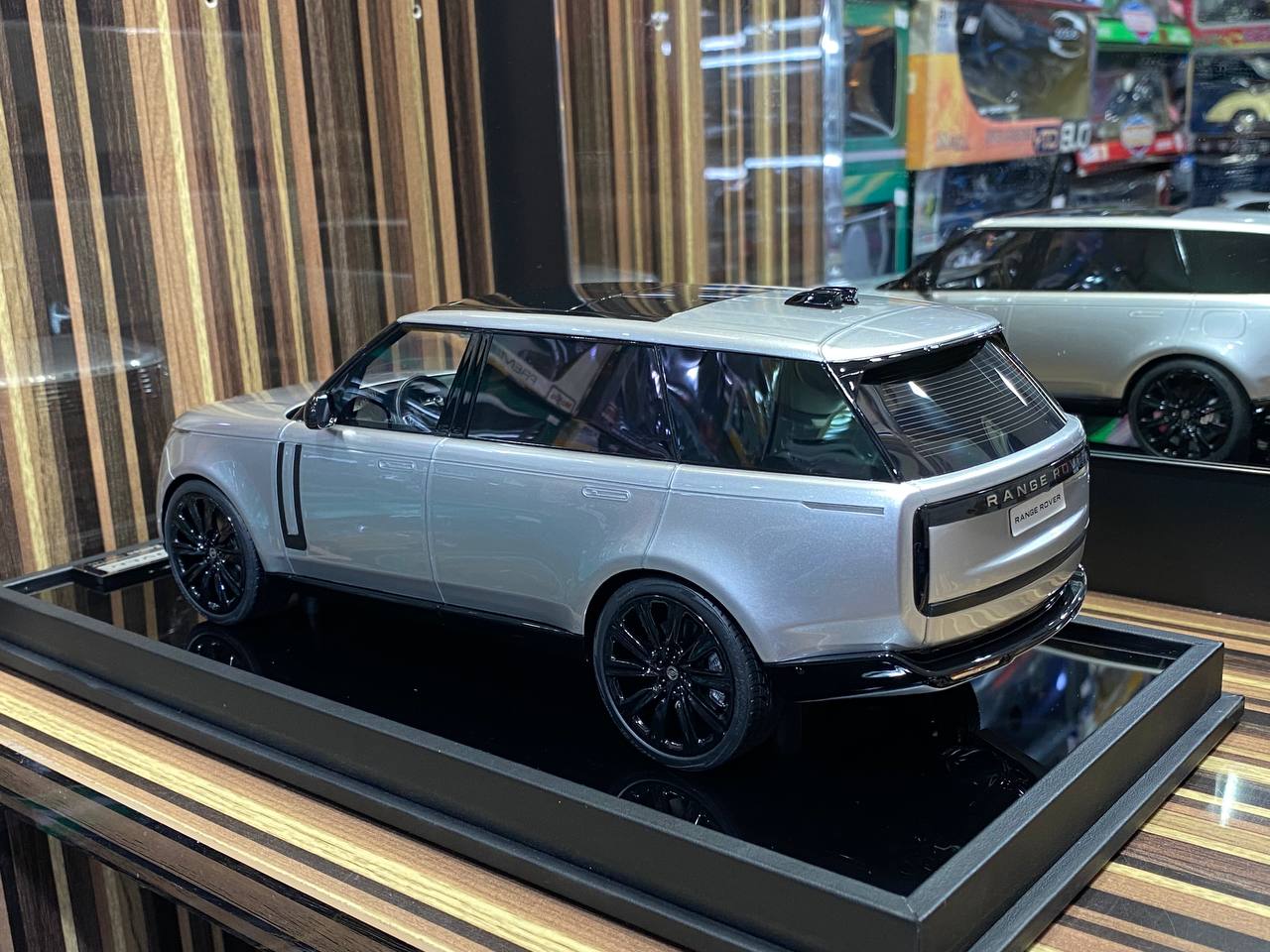 Motorhelix Land Rover Range Rover - Limited Edition Resin Model 1/18|Sold in Dturman.com Dubai UAE.