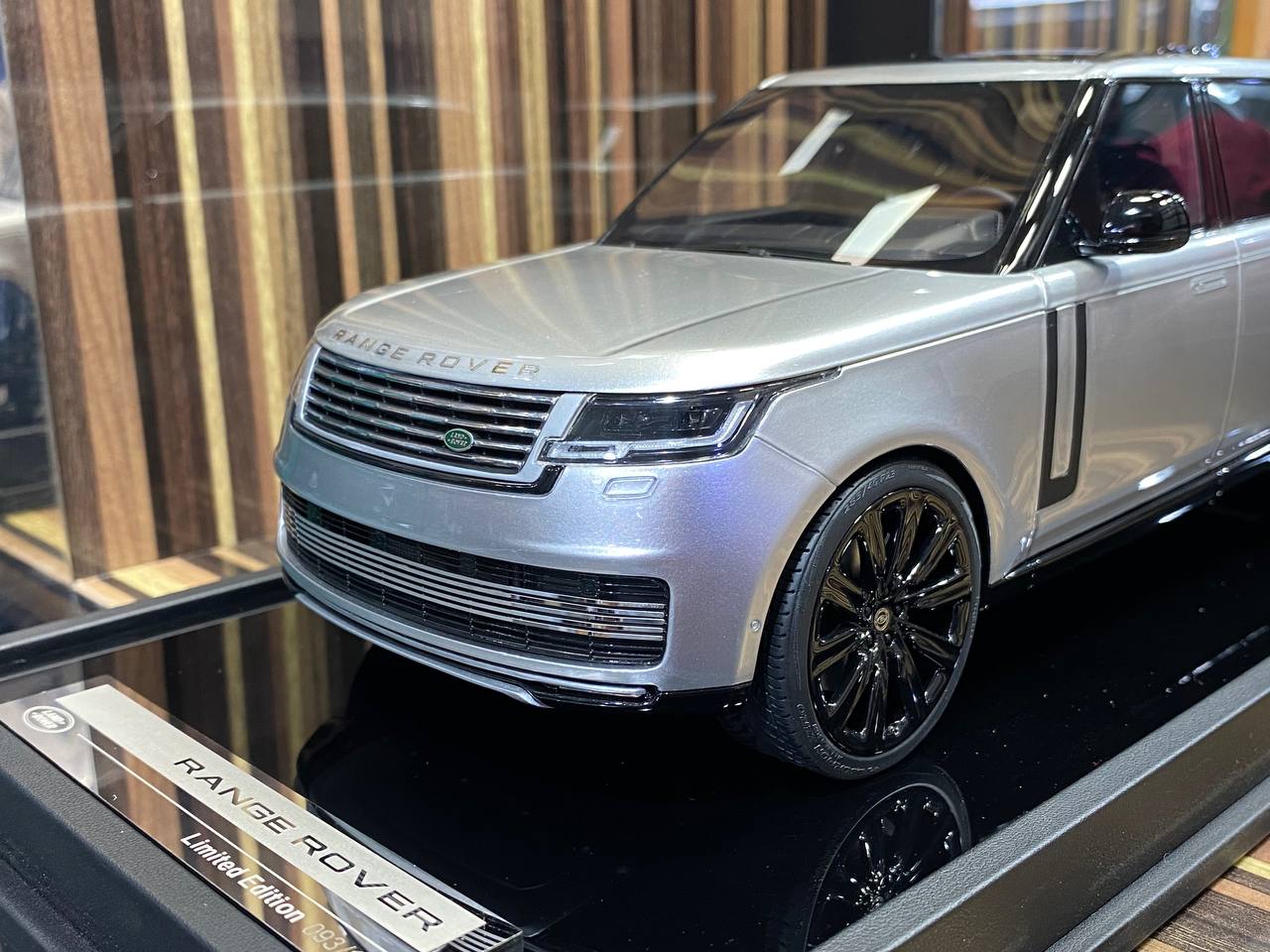 Motorhelix Land Rover Range Rover - Limited Edition Resin Model 1/18|Sold in Dturman.com Dubai UAE.
