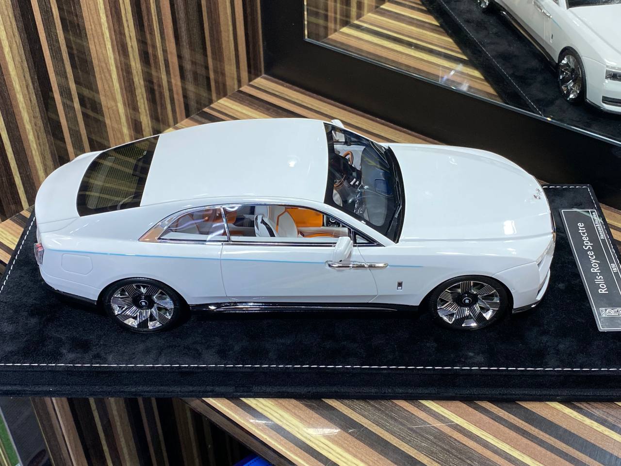 1/18 Rolls-Royce Spectre Pearl White Rolls-Royce Motor Cars