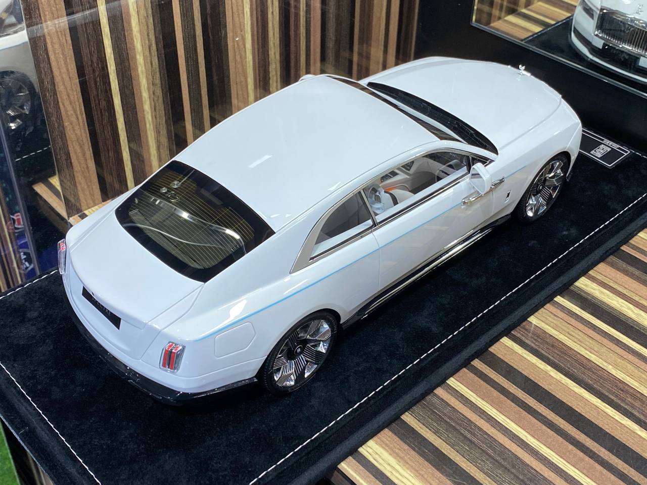 1/18 Rolls-Royce Spectre Pearl White Rolls-Royce Motor Cars