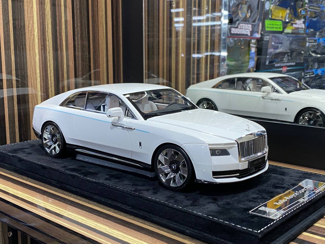 1/18 Rolls-Royce Spectre Pearl White Rolls-Royce Motor Cars
