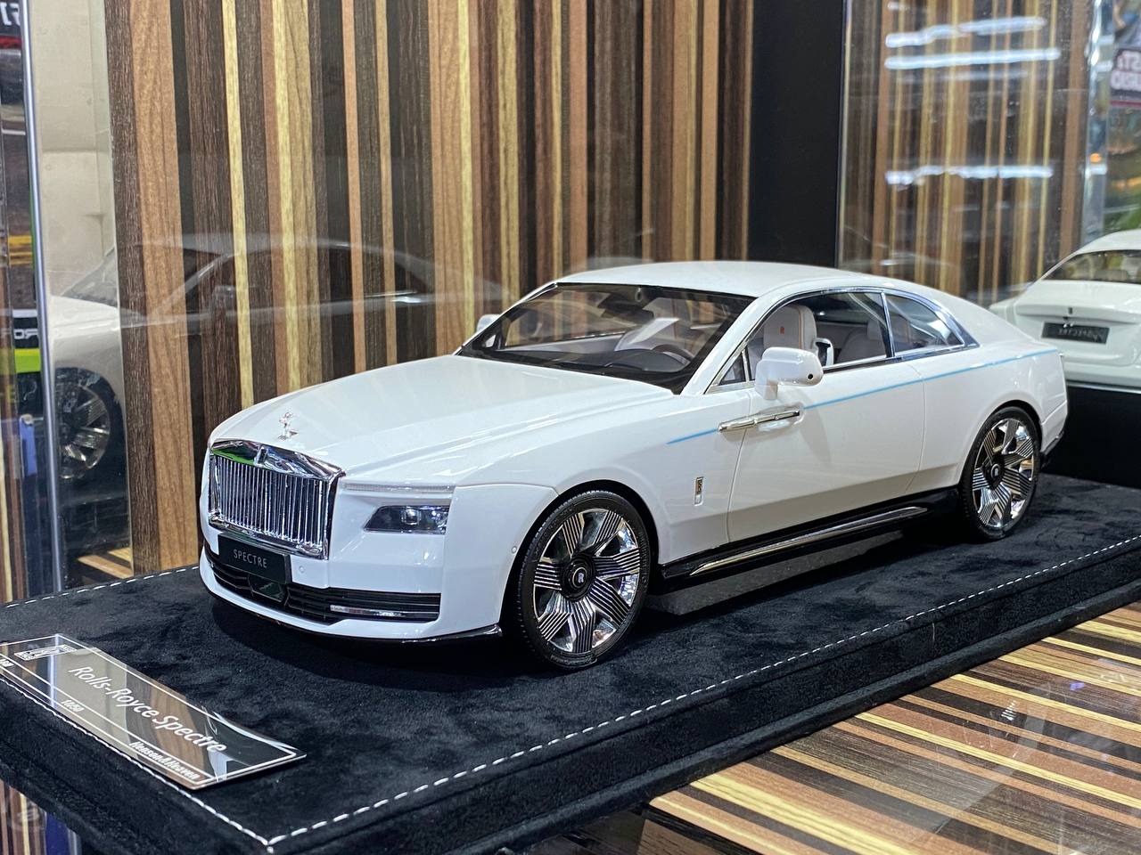1/18 Rolls-Royce Spectre Pearl White Rolls-Royce Motor Cars