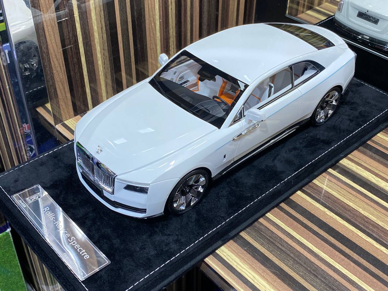 1/18 Rolls-Royce Spectre Pearl White Rolls-Royce Motor Cars