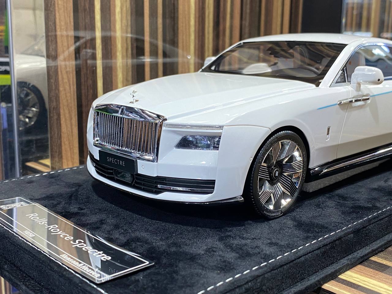 1/18 Rolls-Royce Spectre Pearl White Rolls-Royce Motor Cars